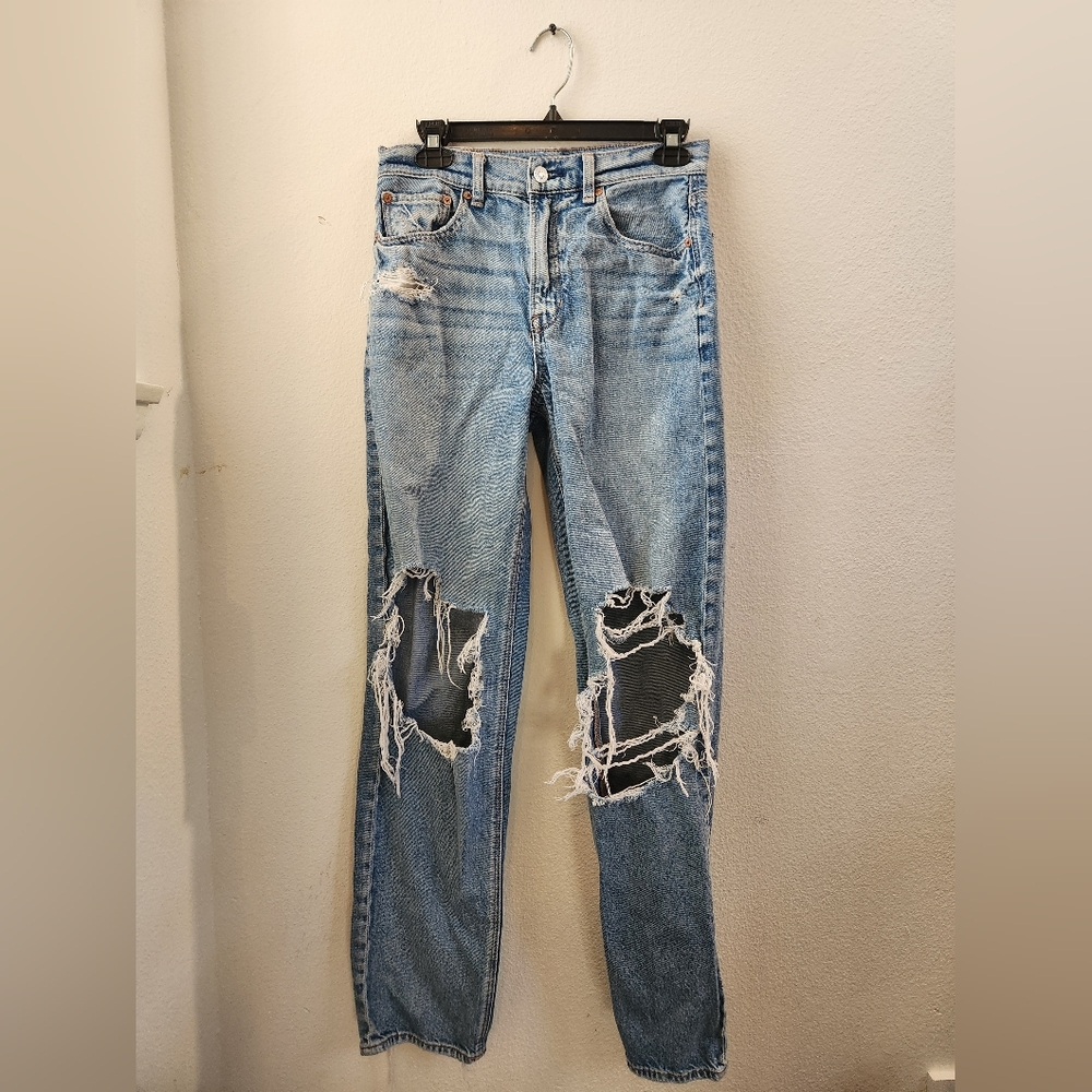 American Eagle Strigid Ripped Mom Jeans Straight Leg‎ Denim Medium Wash Size 2